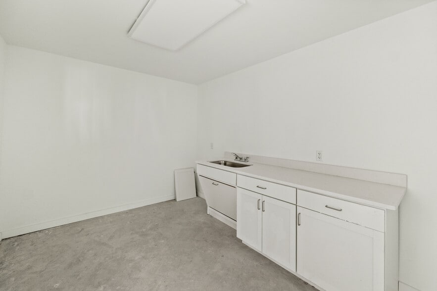 More Photos Of 322 Lucas St, San Antonio Auto Repair For Lease