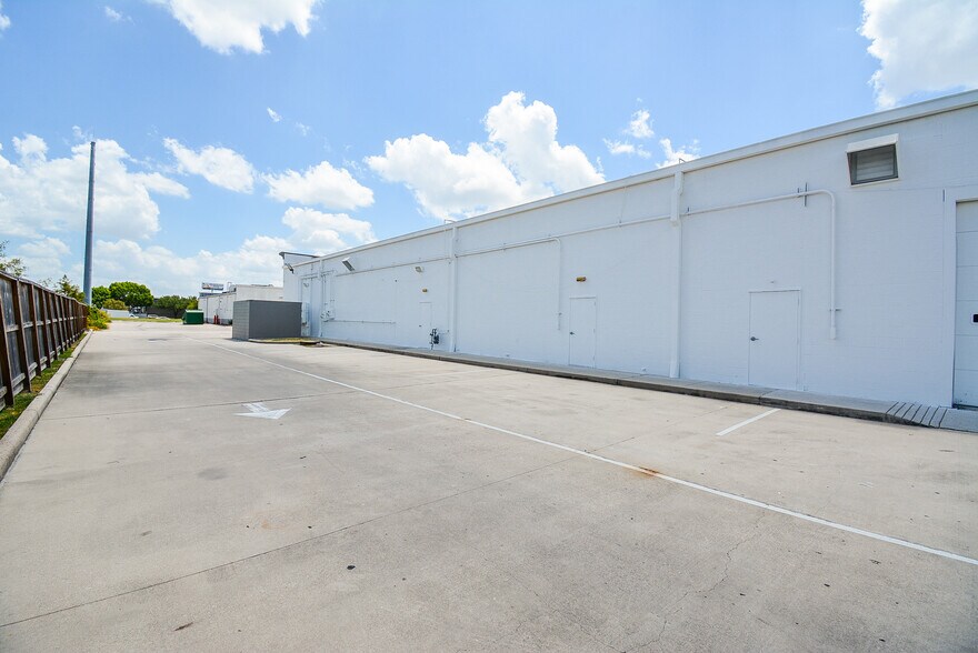 More Photos Of 12970 Westheimer Rd, Houston Storefront For Lease