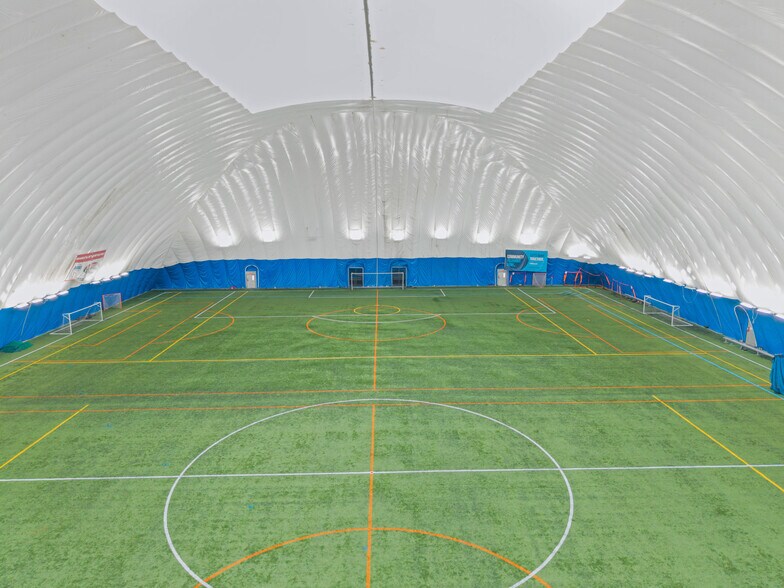 More Photos Of 901 Cannon Rd S, Dundas Sports And Entertainment For Sale