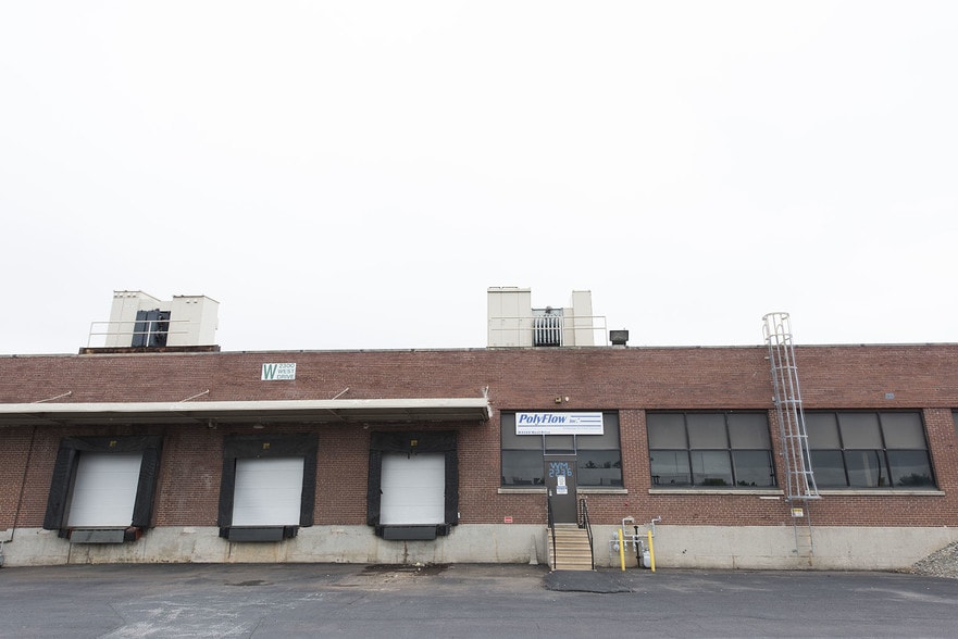 More Photos Of 122 Mill Rd, Oaks Warehouse For Lease