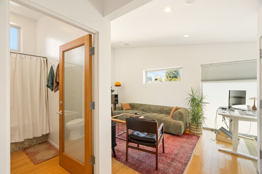 More Photos Of 120 Mildred Ave, Venice Loft Creative Space For Sale