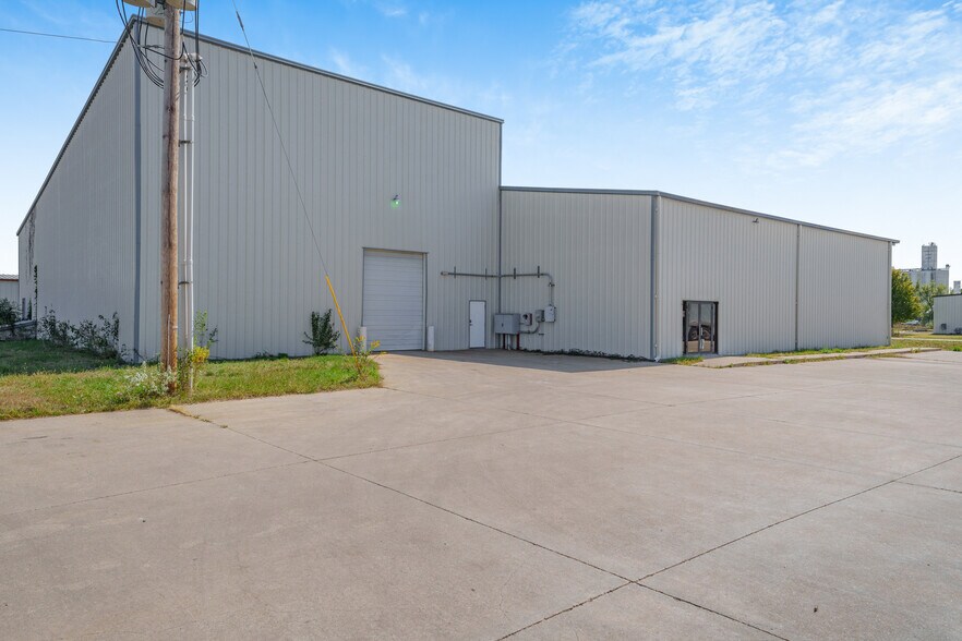 More Photos Of 8914 Green Valley Dr, Manhattan Manufacturing For Sale