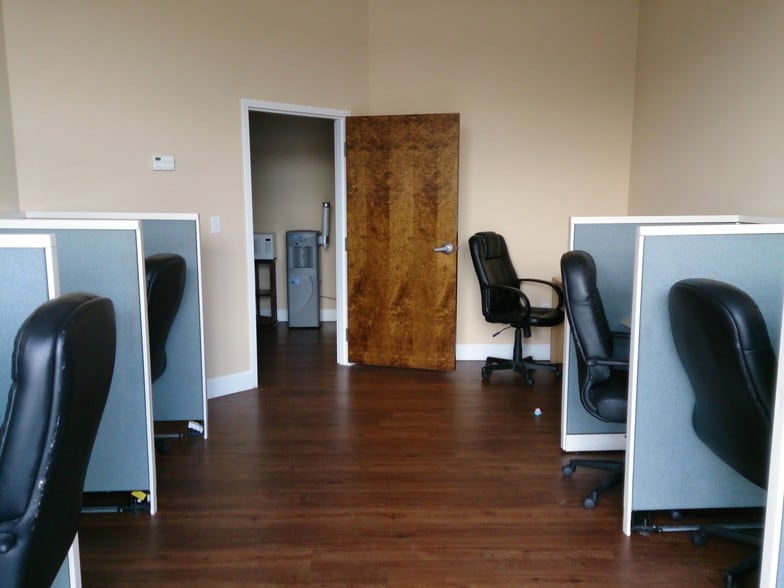 More Photos Of 7901 Kingspointe Pky, Orlando Showroom For Sale