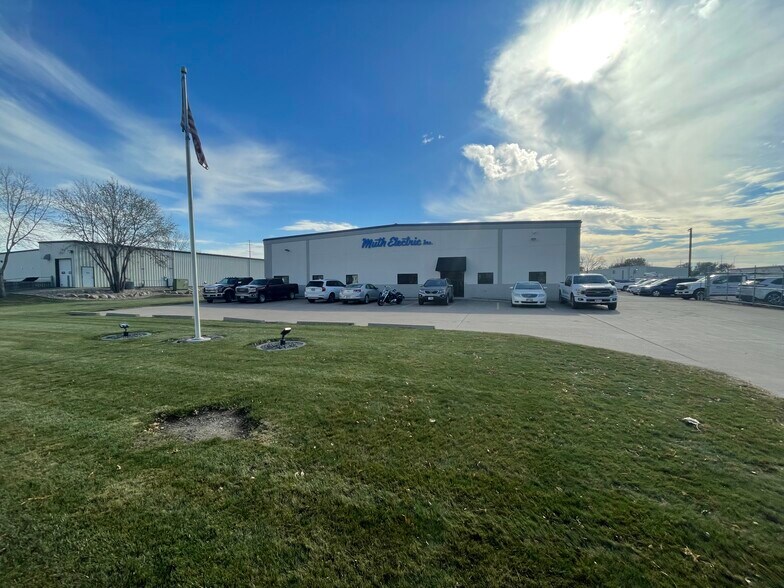 More Photos Of 701 E 48th St N, Sioux Falls Service For Sale