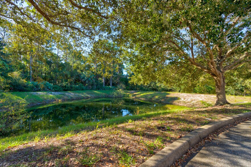 More Photos Of 585 Commonwealth Blvd, Port Orange Manufacturing For Sale