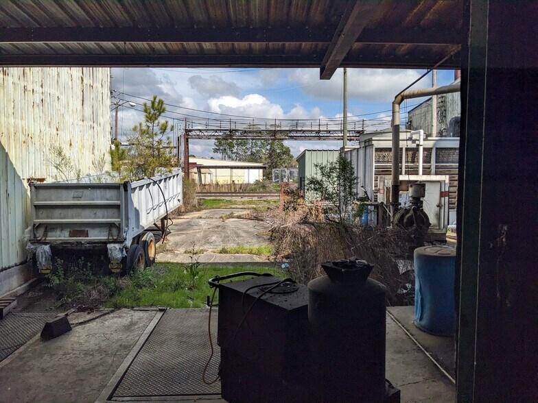 More Photos Of 314 N Maple St, Adel Manufacturing For Sale