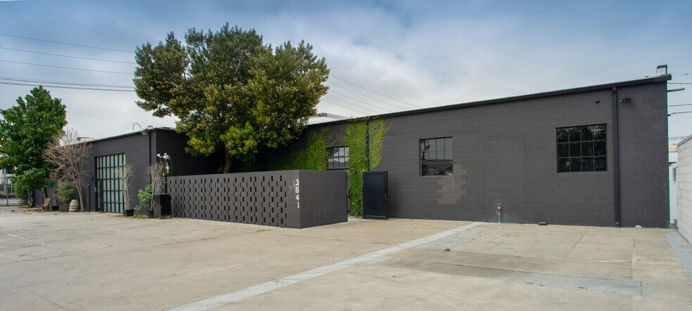 More Photos Of 3641-3645 10th Ave, Los Angeles Showroom For Lease
