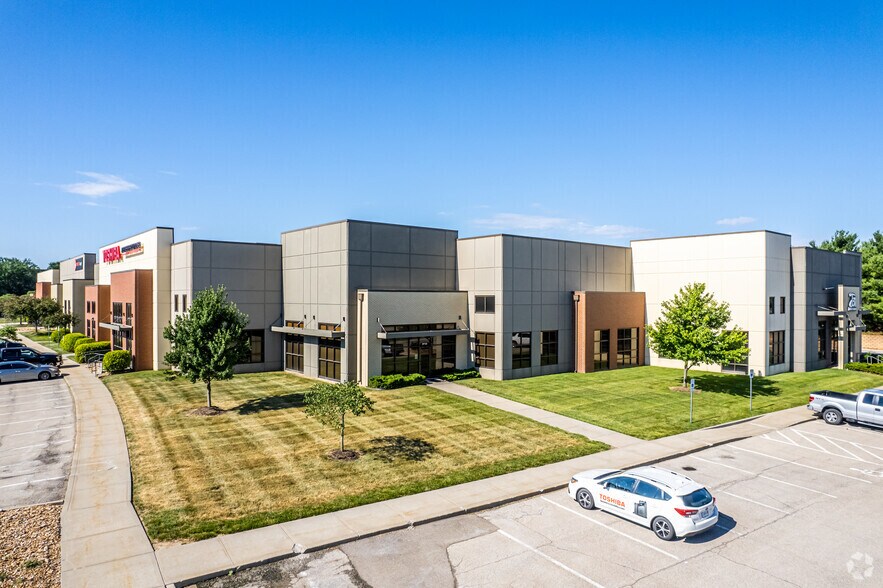 More Photos Of 2700-2740 Independence Ave, Lee's Summit Light Distribution For Lease