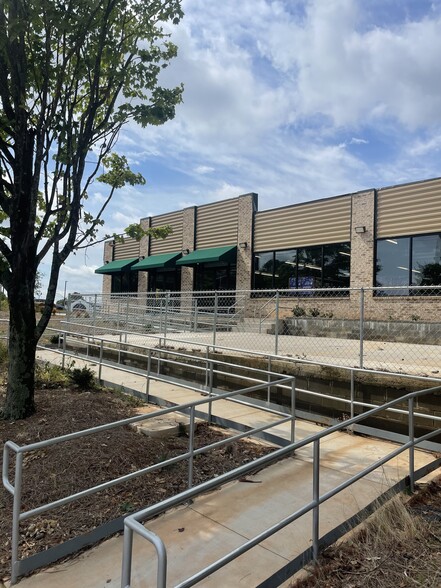 Primary Photo Of 3409 Covington Hwy, Decatur Supermarket For Lease