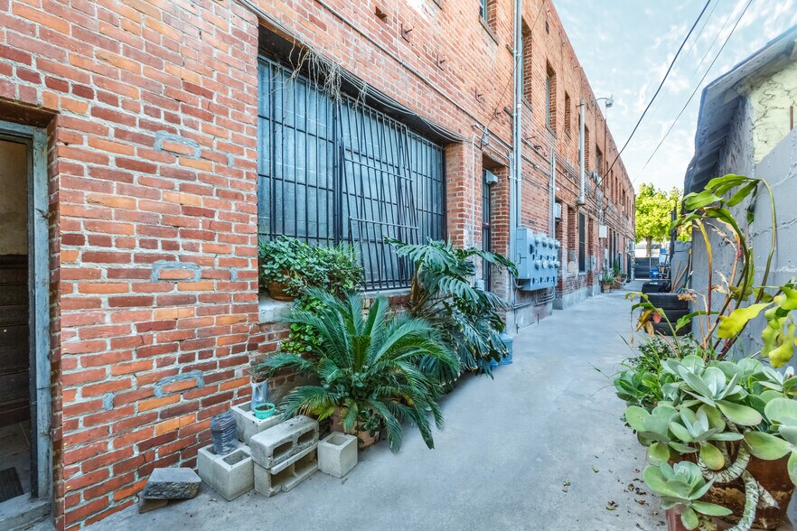 More Photos Of 2613-2625 W Slauson Ave, Los Angeles Storefront Retail Residential For Lease
