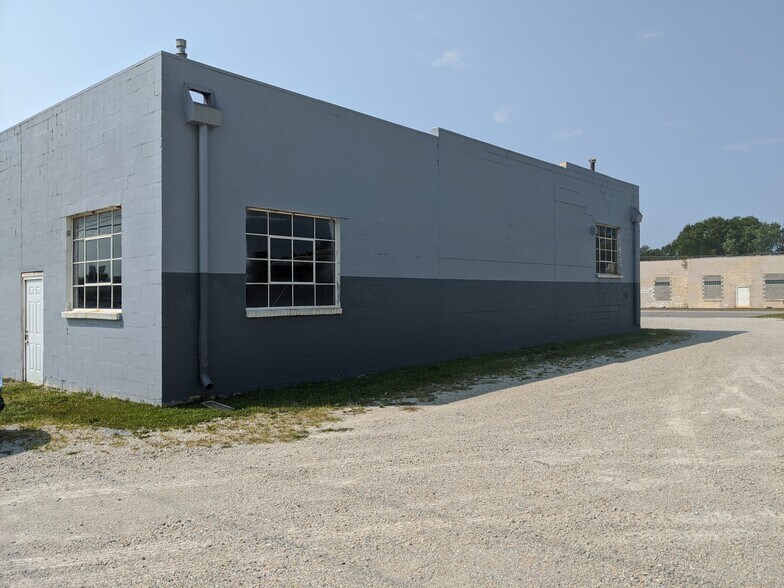 More Photos Of 250 S Kinzie Ave, Bradley Flex For Sale