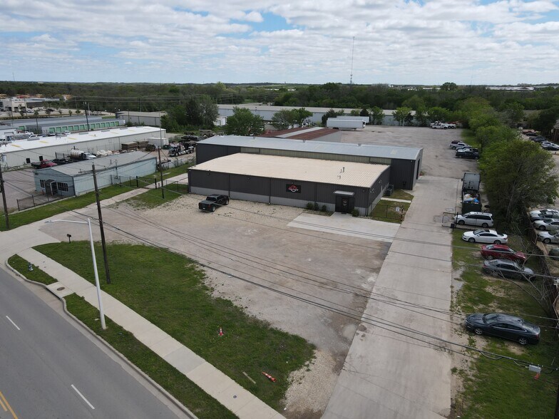 More Photos Of 3910 E McKinney St, Denton Warehouse For Lease