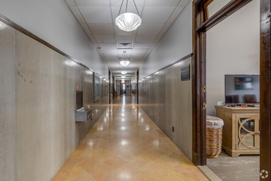 More Photos Of 624 S Boston Ave, Tulsa Office For Sale