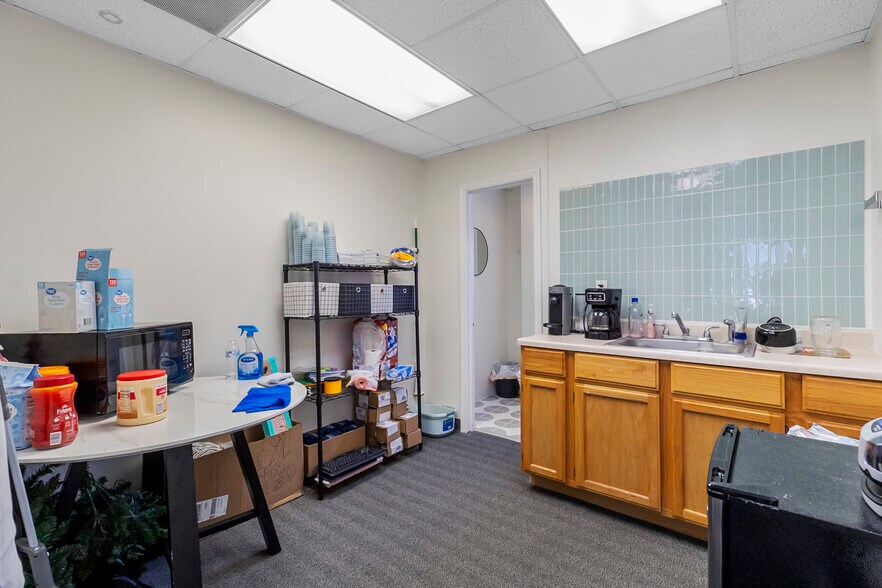 More Photos Of 1119-1123 Merriam Ln, Kansas City Office For Sale