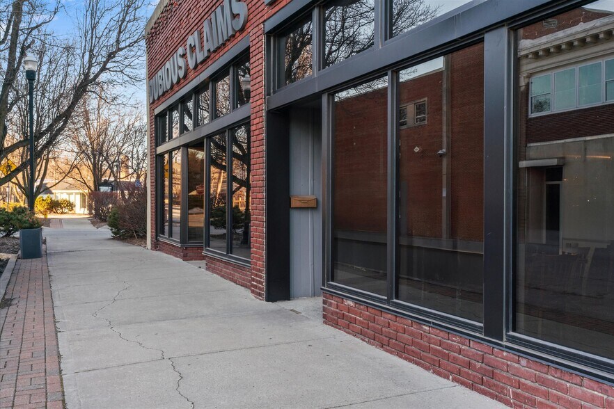 More Photos Of 451 S Thompson Ave, Excelsior Springs Bar For Sale