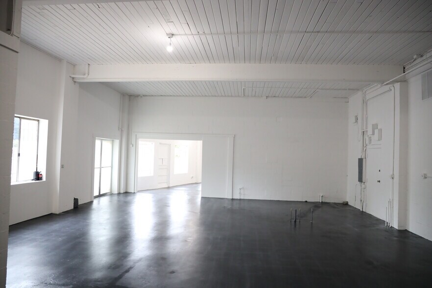 More Photos Of 8855 9th Ave SW, Seattle Convenience Store For Lease