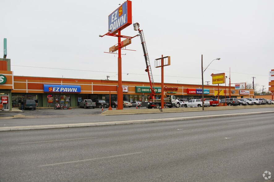 More Photos Of 820-842 SW Military Dr, San Antonio Unknown For Lease