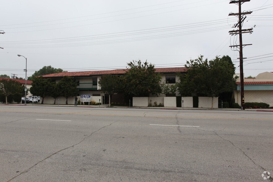 More Photos Of 23111 Ventura Blvd, Woodland Hills Medical For Lease