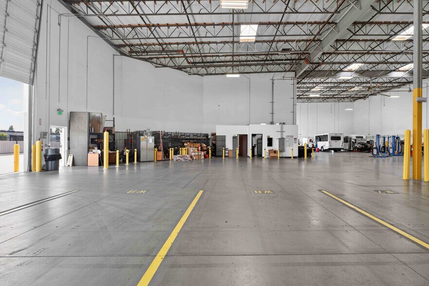 More Photos Of 9031 N Lurline Ave, Chatsworth Distribution For Lease