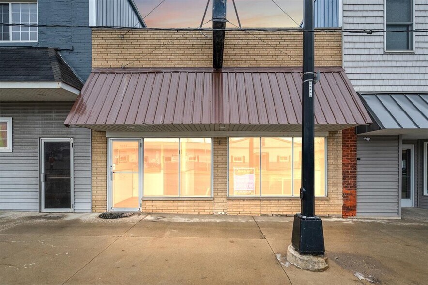Primary Photo Of 4084 Huron St, North Branch Restaurant For Sale