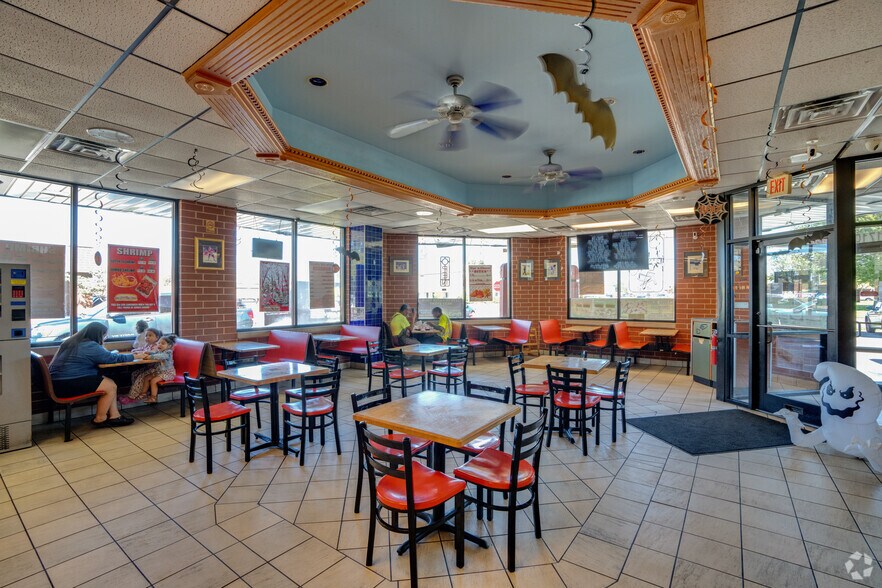 More Photos Of 17100-17114 S Park Ave, South Holland Storefront Retail Office For Lease