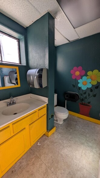 More Photos Of 418 N Main St, Hendersonville General Retail For Lease