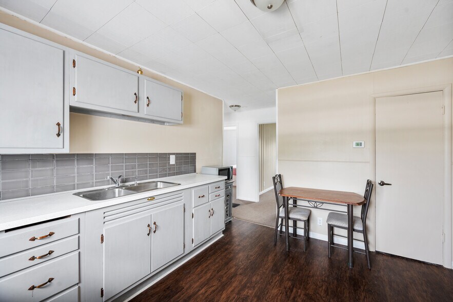 More Photos Of 614 E Streeter Ave, Muncie Office For Sale