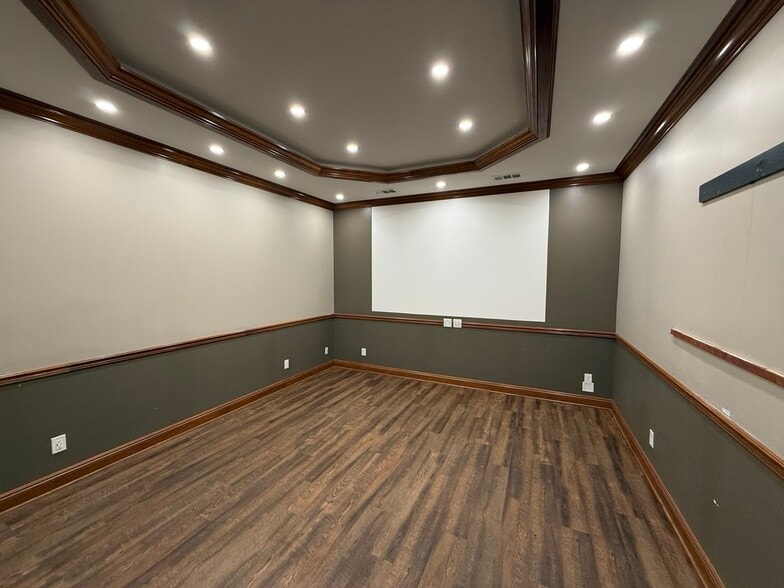 More Photos Of 21012 Aurora Rd, Bedford Showroom For Lease