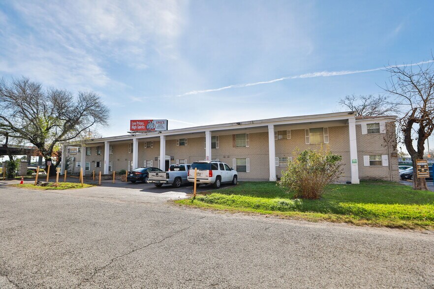 More Photos Of 8800 Gulf Fwy, Houston Apartments For Sale