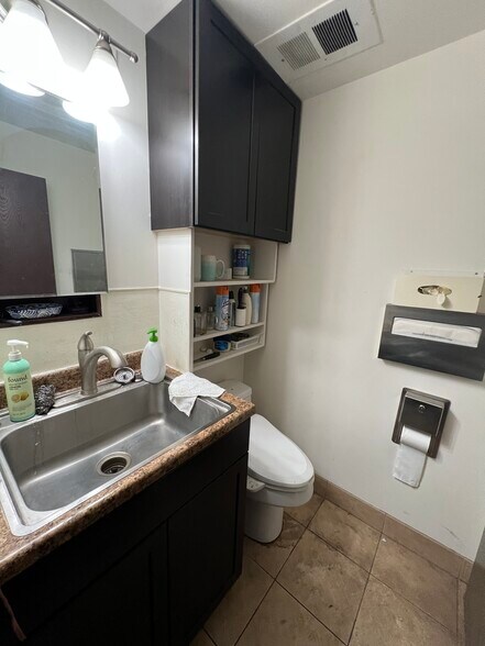 More Photos Of 658 Hawthorne St, Glendale Showroom For Lease