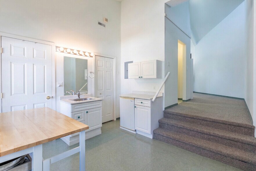 More Photos Of 12185 Beecher St, Surrey Storefront For Sale