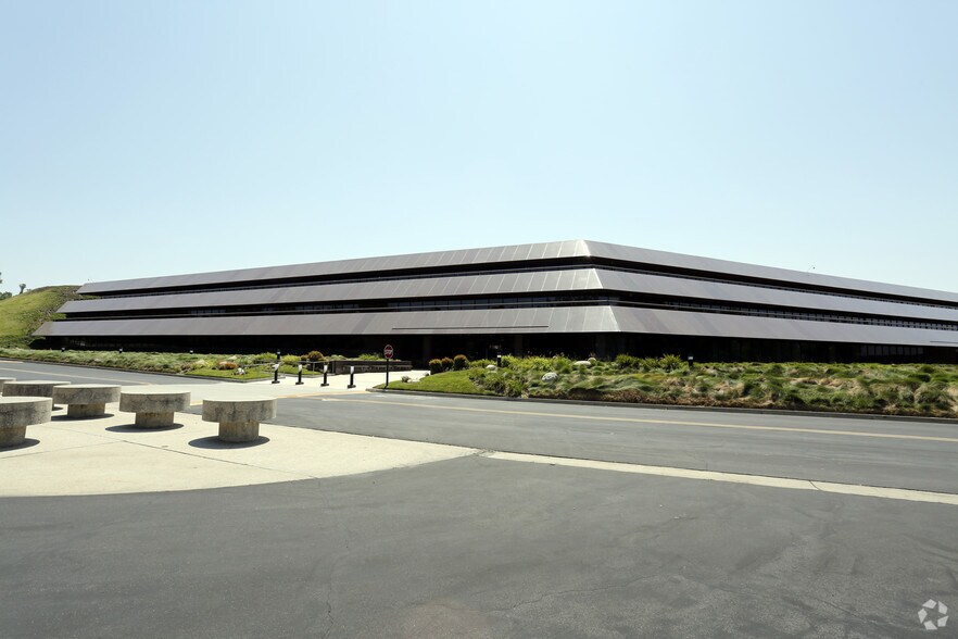 More Photos Of 1 Baxter Way, Westlake Village Office For Lease