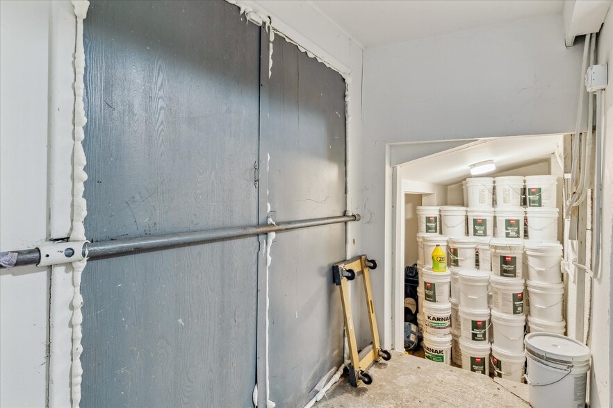 More Photos Of 1050 S Quitman St, Denver Showroom For Sale