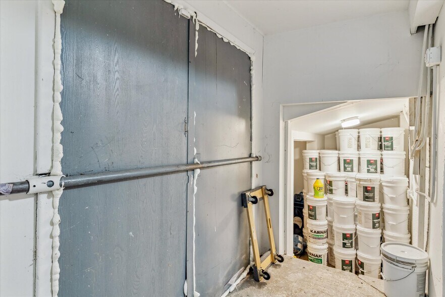 More Photos Of 1050 S Quitman St, Denver Showroom For Sale