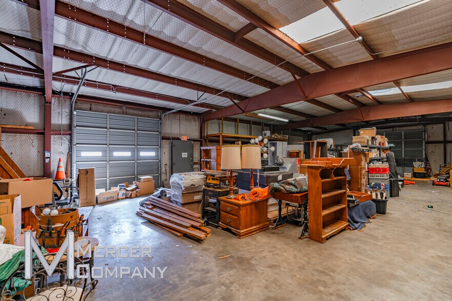 More Photos Of 112 W Kilpatrick St, Cleburne Flex For Sale