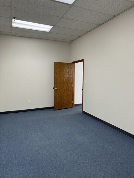 More Photos Of 1666-1684 S Wolf Rd, Wheeling Distribution For Lease