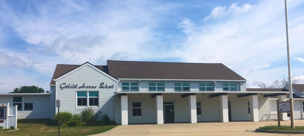 More Photos Of 65 Gatelot Ave, Ronkonkoma Schools For Lease