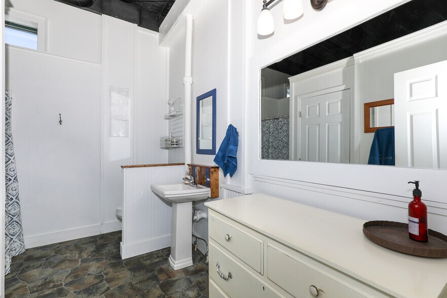 More Photos Of 18 W Currahee St, Toccoa Showroom For Sale