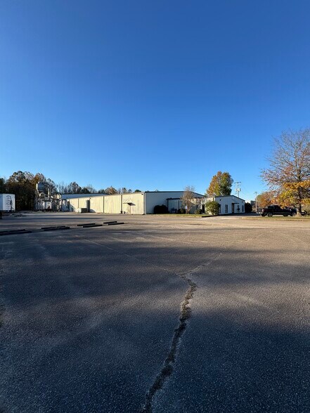 Primary Photo Of 700 Industrial Park Dr, Selmer Manufacturing For Sale