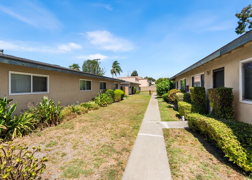 More Photos Of 17062-17104 B Lane, Huntington Beach Apartments For Sale
