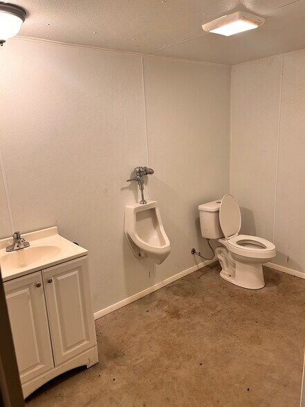 More Photos Of 31511 S Highway 82, Vinita Flex For Lease