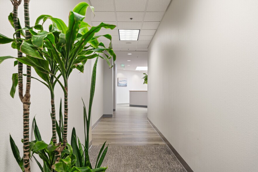 More Photos Of 3129 Tiger Run Ct, Carlsbad Research And Development For Lease