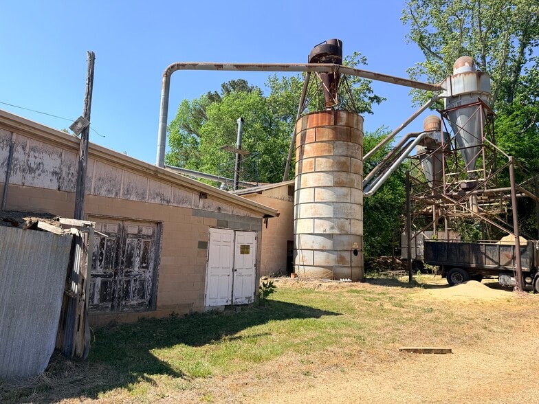 More Photos Of 2570 Needmore Rd, Woodleaf Warehouse For Sale