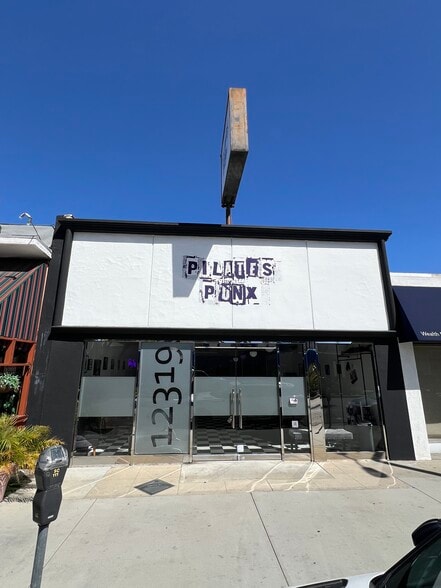 More Photos Of 12319 Ventura Blvd, Studio City Storefront For Lease