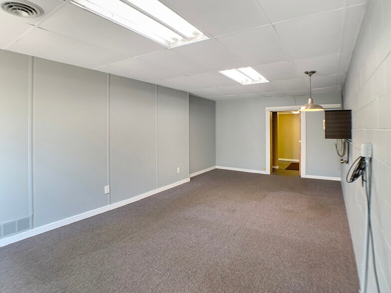 More Photos Of 47 Oak Knoll Dr, Hubbard Office For Lease