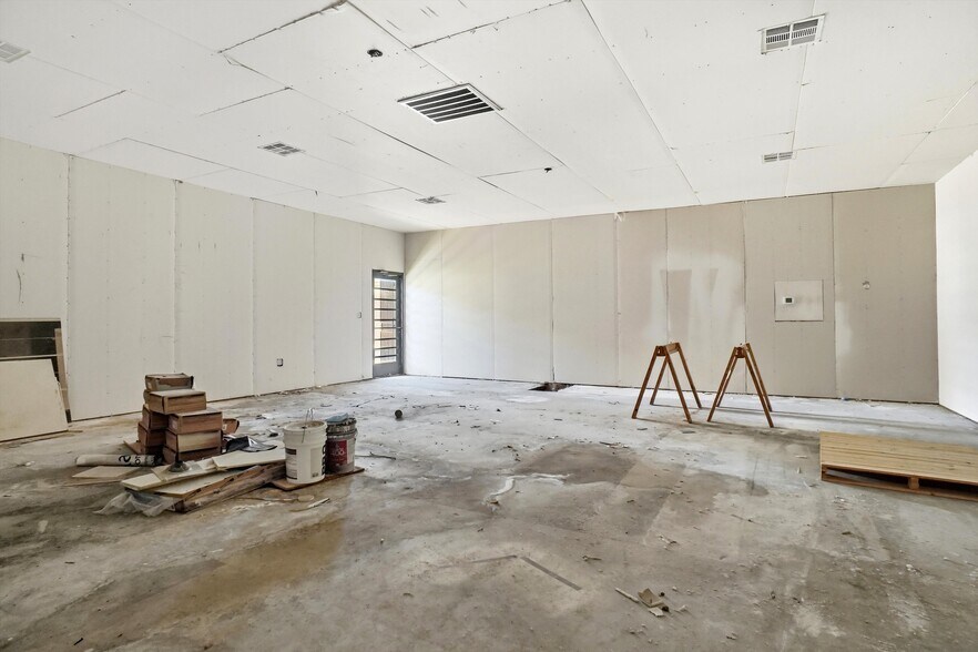 More Photos Of 8202 Elam Rd, Dallas Medical For Lease