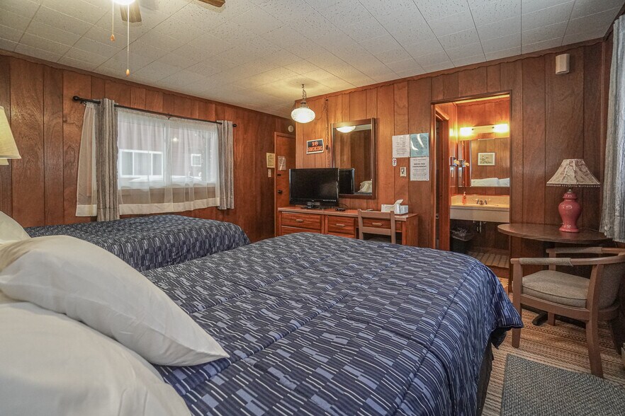 More Photos Of 314 Chippewa St, Ontonagon Hotel For Sale