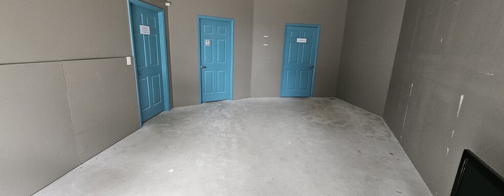 More Photos Of 1431 Rail Head Blvd, Naples Warehouse For Lease