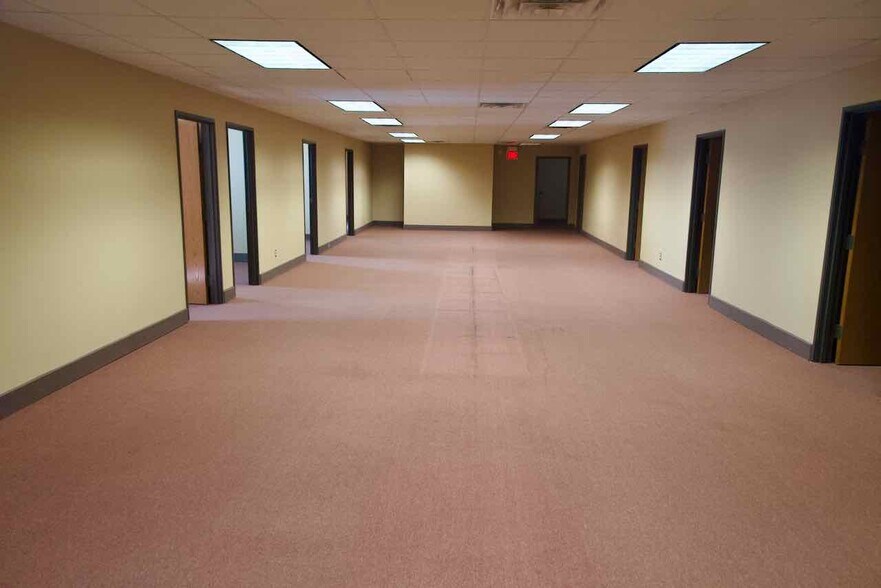 More Photos Of 3102 W Carolina Ave, Chickasha Office For Sale