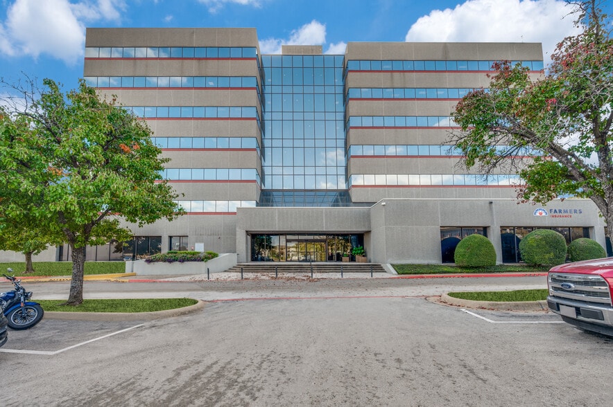 More Photos Of 860 W Airport Fwy, Hurst Office For Lease